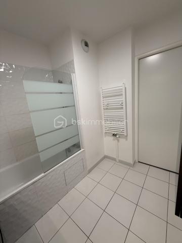 À proximité immédiate des COMMERCES, ÉCOLES et TRANSPORTS (MÉTRO LIGNE 7 STATION VILLEJUIF-LÉO LAGRANGE à seulement 400 m), découvrez ce superbe APPARTEMENT 3 PIÈCES  situé au 1er étage /6 d’une PETITE COPROPRIÉTÉ CALME et SÉCURISÉE.

Ce bien se compose d’une entrée, d’un GRAND SÉJOUR 23m² lumineux avec CUISINE OUVERTE, AMÉNAGÉE et ÉQUIPÉE, donnant accès à un agréable BALCON EXPOSITION EST .

L’espace nuit offre DEUX BELLES CHAMBRES, dont une de 13 m² une SALLE D’EAU moderne avec DOUBLE VASQUES ainsi qu’un WC SÉPARÉ.

Une PLACE DE PARKING  en sous-sol complète ce bien.