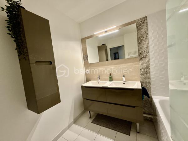 À proximité immédiate des COMMERCES, ÉCOLES et TRANSPORTS (MÉTRO LIGNE 7 STATION VILLEJUIF-LÉO LAGRANGE à seulement 400 m), découvrez ce superbe APPARTEMENT 3 PIÈCES  situé au 1er étage /6 d’une PETITE COPROPRIÉTÉ CALME et SÉCURISÉE.

Ce bien se compose d’une entrée, d’un GRAND SÉJOUR 23m² lumineux avec CUISINE OUVERTE, AMÉNAGÉE et ÉQUIPÉE, donnant accès à un agréable BALCON EXPOSITION EST .

L’espace nuit offre DEUX BELLES CHAMBRES, dont une de 13 m² une SALLE D’EAU moderne avec DOUBLE VASQUES ainsi qu’un WC SÉPARÉ.

Une PLACE DE PARKING  en sous-sol complète ce bien.