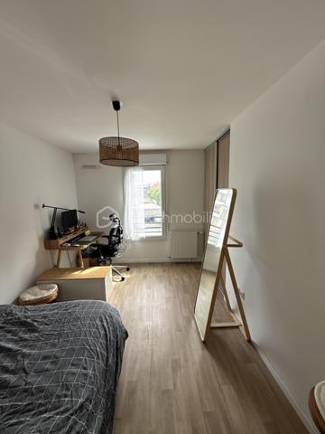 À proximité immédiate des COMMERCES, ÉCOLES et TRANSPORTS (MÉTRO LIGNE 7 STATION VILLEJUIF-LÉO LAGRANGE à seulement 400 m), découvrez ce superbe APPARTEMENT 3 PIÈCES  situé au 1er étage /6 d’une PETITE COPROPRIÉTÉ CALME et SÉCURISÉE.

Ce bien se compose d’une entrée, d’un GRAND SÉJOUR 23m² lumineux avec CUISINE OUVERTE, AMÉNAGÉE et ÉQUIPÉE, donnant accès à un agréable BALCON EXPOSITION EST .

L’espace nuit offre DEUX BELLES CHAMBRES, dont une de 13 m² une SALLE D’EAU moderne avec DOUBLE VASQUES ainsi qu’un WC SÉPARÉ.

Une PLACE DE PARKING  en sous-sol complète ce bien.
