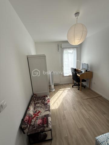 À proximité immédiate des COMMERCES, ÉCOLES et TRANSPORTS (MÉTRO LIGNE 7 STATION VILLEJUIF-LÉO LAGRANGE à seulement 400 m), découvrez ce superbe APPARTEMENT 3 PIÈCES  situé au 1er étage /6 d’une PETITE COPROPRIÉTÉ CALME et SÉCURISÉE.

Ce bien se compose d’une entrée, d’un GRAND SÉJOUR 23m² lumineux avec CUISINE OUVERTE, AMÉNAGÉE et ÉQUIPÉE, donnant accès à un agréable BALCON EXPOSITION EST .

L’espace nuit offre DEUX BELLES CHAMBRES, dont une de 13 m² une SALLE D’EAU moderne avec DOUBLE VASQUES ainsi qu’un WC SÉPARÉ.

Une PLACE DE PARKING  en sous-sol complète ce bien.