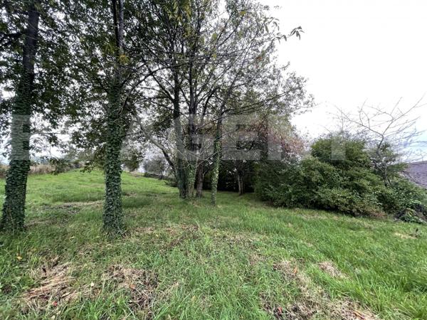 BEAU TERRAIN AVEC VUE DEGAGEE GRANDE FACADE