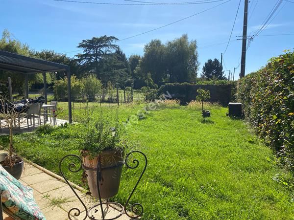 Belle maison mitoyenne avec dépendance atelier et terrain clôturé