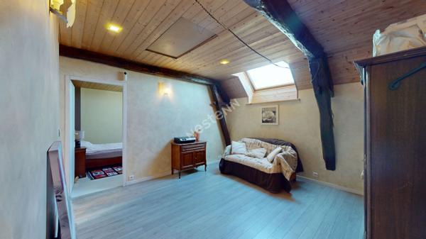 Belle maison mitoyenne avec dépendance atelier et terrain clôturé