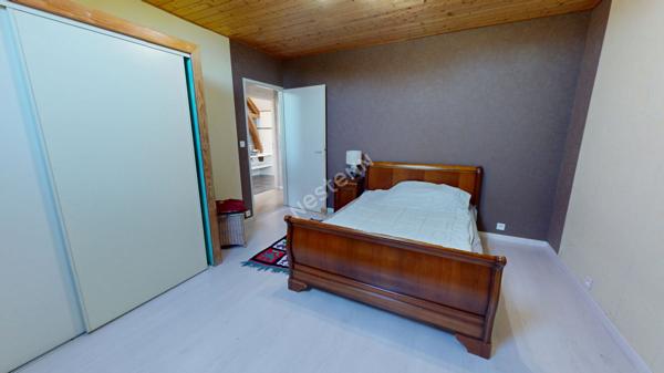 Belle maison mitoyenne avec dépendance atelier et terrain clôturé