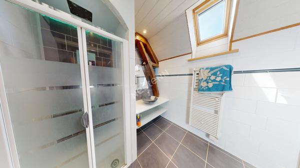 Belle maison mitoyenne avec dépendance atelier et terrain clôturé