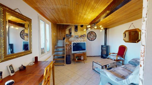 Belle maison mitoyenne avec dépendance atelier et terrain clôturé