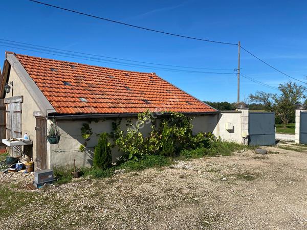 Belle maison mitoyenne avec dépendance atelier et terrain clôturé