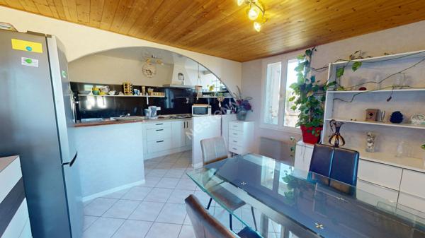 Belle maison mitoyenne avec dépendance atelier et terrain clôturé