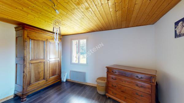 Belle maison mitoyenne avec dépendance atelier et terrain clôturé