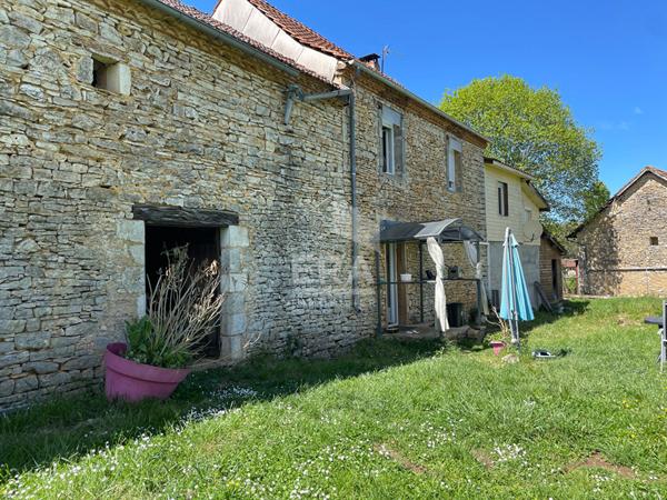 A vendre grande maison en pierres dans un hameau avec dépendances
