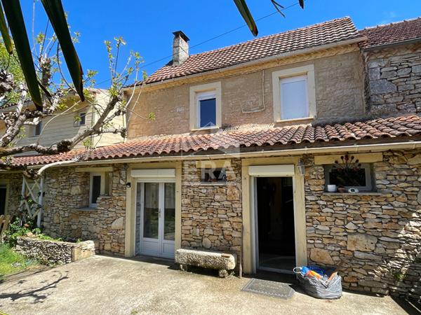 A vendre grande maison en pierres dans un hameau avec dépendances