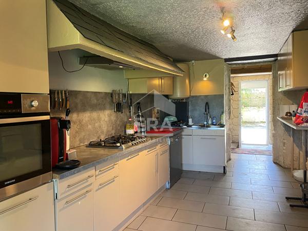 A vendre grande maison en pierres dans un hameau avec dépendances