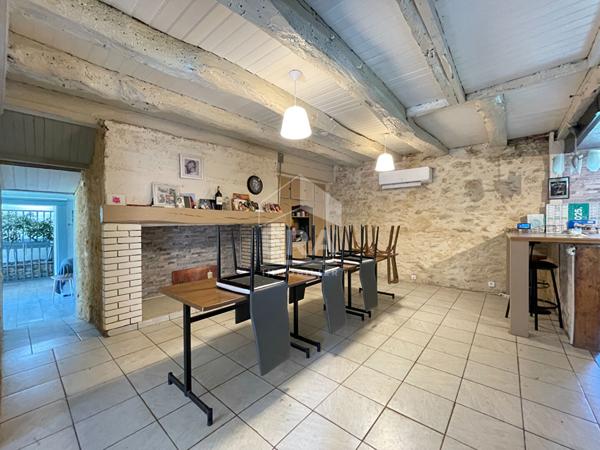 A vendre grande maison en pierres dans un hameau avec dépendances