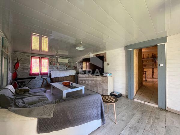 A vendre grande maison en pierres dans un hameau avec dépendances