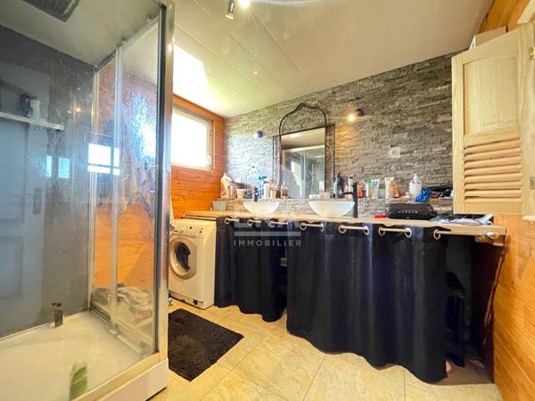 A vendre grande maison en pierres dans un hameau avec dépendances