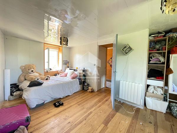 A vendre grande maison en pierres dans un hameau avec dépendances