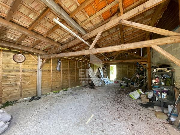 A vendre grande maison en pierres dans un hameau avec dépendances