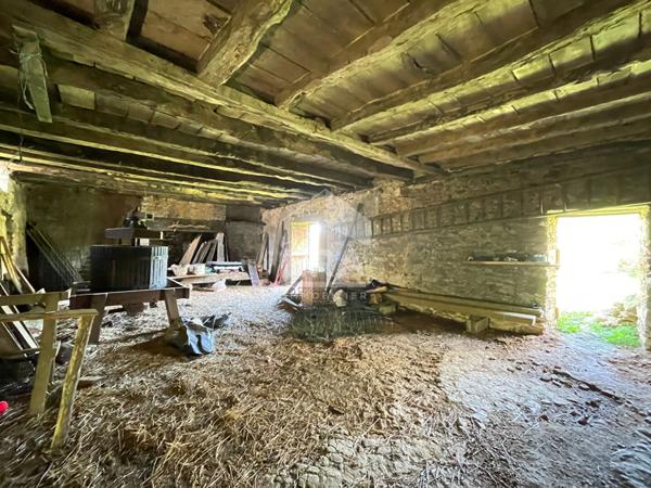 A vendre grande maison en pierres dans un hameau avec dépendances