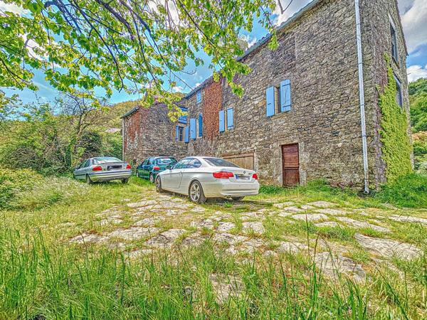 Superbe propriété de caractère avec terrain et piscine