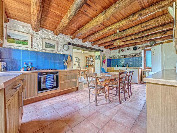 Superbe propriété de caractère avec terrain et piscine