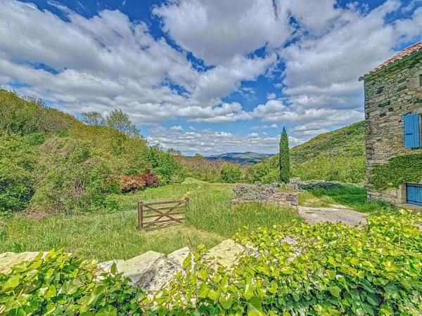 Superbe propriété de caractère avec terrain et piscine