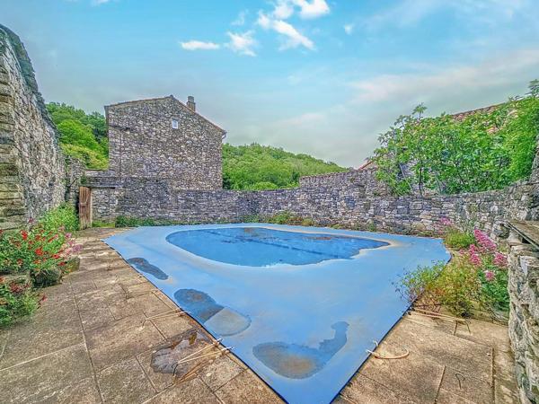 Superbe propriété de caractère avec terrain et piscine