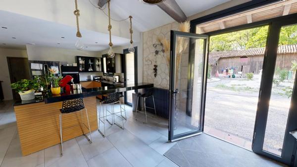 Vente                                                      Propriété
                        
                     11 pièces                      207 m2                     à Bazas