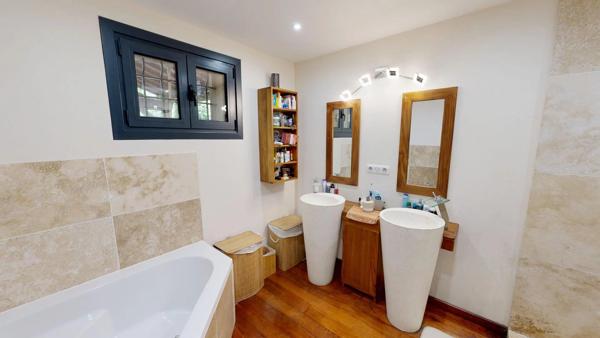 Vente                                                      Propriété
                        
                     11 pièces                      207 m2                     à Bazas