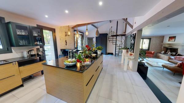 Vente                                                      Propriété
                        
                     11 pièces                      207 m2                     à Bazas