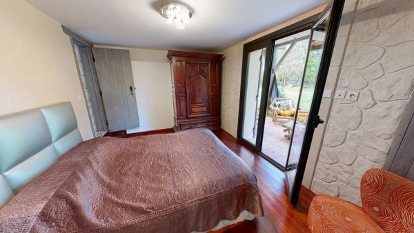 Vente                                                      Propriété
                        
                     11 pièces                      207 m2                     à Bazas