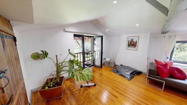 Vente                                                      Propriété
                        
                     11 pièces                      207 m2                     à Bazas