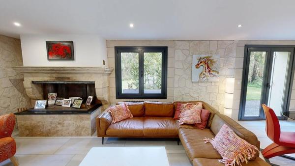 Vente                                                      Propriété
                        
                     11 pièces                      207 m2                     à Bazas