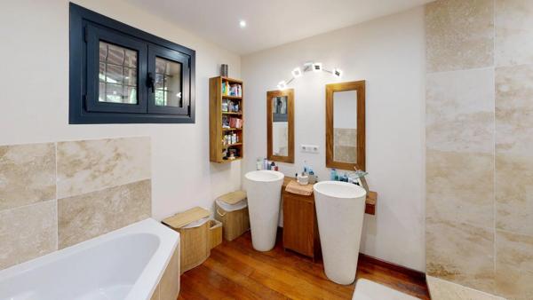 Vente                                                      Propriété
                        
                     11 pièces                      207 m2                     à Bazas