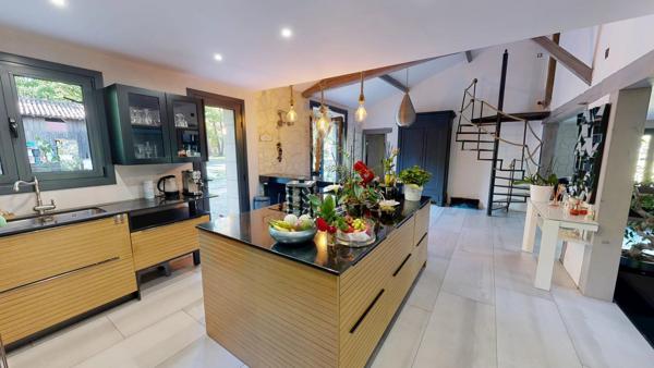 Vente                                                      Propriété
                        
                     11 pièces                      207 m2                     à Bazas