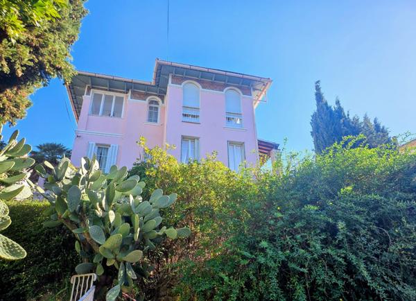 Bandol (83150) Villa unique en plein centre ville de Bandol avec vue mer et piscine!
