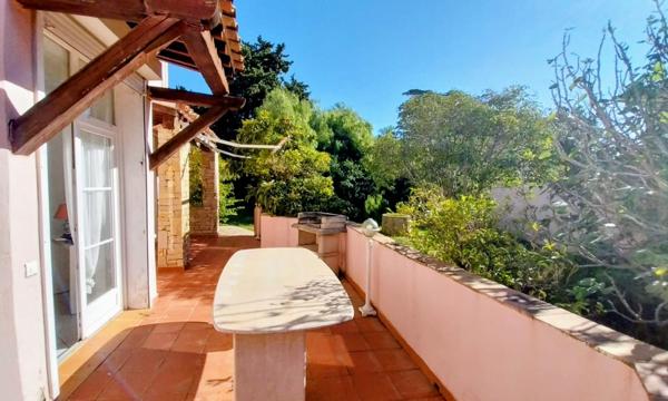 Bandol (83150) Villa unique en plein centre ville de Bandol avec vue mer et piscine!