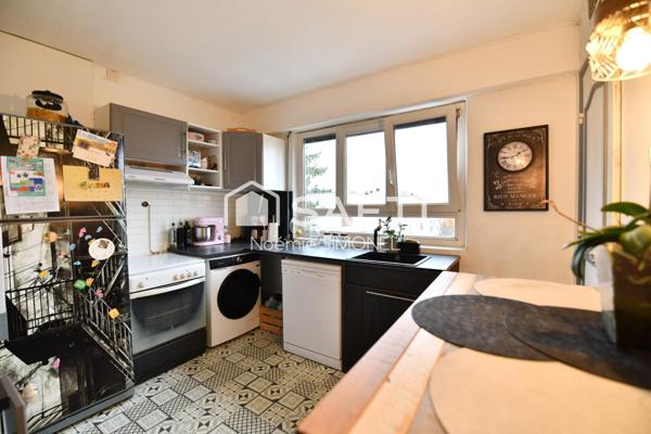 Appartement de quatre pièces! Ravalement réglé par le vendeur!