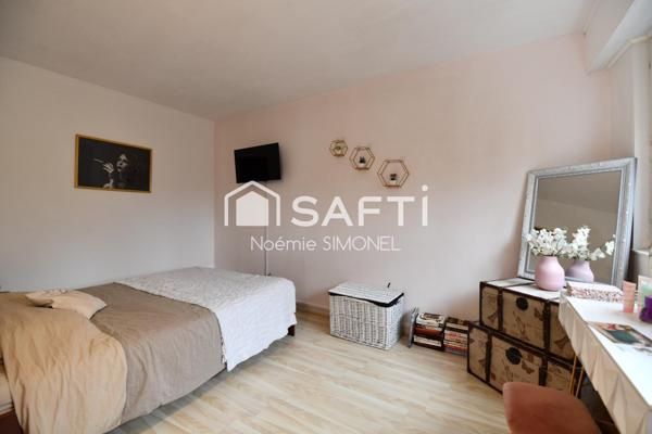 Appartement de quatre pièces! Ravalement réglé par le vendeur!