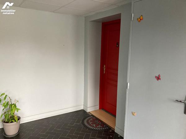 appt 1er étge : hall d'entrée, dégt, séjour, cuisine, wc, SDB, 2 chb et terrasse. 1 place de parking