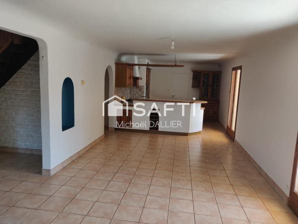 MAISON T8 DE 212m2 AVEC 5 CHAMBRES ET GARAGE.
