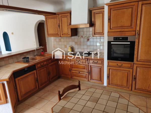 MAISON T8 DE 212m2 AVEC 5 CHAMBRES ET GARAGE.