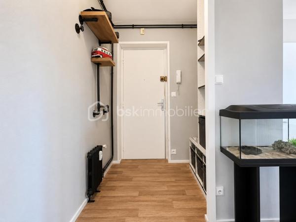 Venez découvrir ce bel appartement T4 entièrement rénové en 2023, idéalement situé en plein cœur de Roubaix, à proximité immédiate des commerces, des écoles, du métro, des lignes de bus, de la gare et des axes autoroutiers accessibles en seulement 5 minutes.

Situé au 2ᵉ étage d’une résidence sans ascenseur, cet appartement offre un cadre de vie agréable grâce à sa luminosité et à ses beaux volumes. Il se compose d’un hall d’entrée, d’un vaste séjour ouvert sur une cuisine entièrement équipée et aménagée, installée en 2023, créant un espace de vie moderne et convivial.

L’espace nuit comprend trois belles chambres de 11 à 14 m², une salle de bains ainsi qu’un agréable petit balcon. 

Une SDB et WC indépendant ainsi qu'une buanderie.

Le chauffage est au gaz.

Le bien correspond au lot n°62 d’une copropriété de 398 lots. Les charges de copropriété s’élèvent à environ 238 € par mois et comprennent l’entretien des parties communes, l’eau ainsi que le chauffage.

Aucune procédure n’est en cours à l’encontre du syndic de copropriété.

La taxe foncière est de 800 € par an.

L’appartement ne dispose ni de garage ni de place de stationnement privative. En revanche, il est possible d’acheter ou de louer un garage ou une place de parking à proximité.

Entièrement rénové en 2023, cet appartement ne nécessite aucun travaux. Il conviendra parfaitement à une famille, à un jeune couple ou à un investisseur souhaitant acquérir un bien prêt à vivre.

Une visite s’impose ! Contactez-moi dès aujourd’hui pour découvrir ce bien.