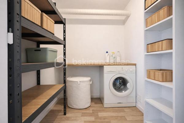 Venez découvrir ce bel appartement T4 entièrement rénové en 2023, idéalement situé en plein cœur de Roubaix, à proximité immédiate des commerces, des écoles, du métro, des lignes de bus, de la gare et des axes autoroutiers accessibles en seulement 5 minutes.

Situé au 2ᵉ étage d’une résidence sans ascenseur, cet appartement offre un cadre de vie agréable grâce à sa luminosité et à ses beaux volumes. Il se compose d’un hall d’entrée, d’un vaste séjour ouvert sur une cuisine entièrement équipée et aménagée, installée en 2023, créant un espace de vie moderne et convivial.

L’espace nuit comprend trois belles chambres de 11 à 14 m², une salle de bains ainsi qu’un agréable petit balcon. 

Une SDB et WC indépendant ainsi qu'une buanderie.

Le chauffage est au gaz.

Le bien correspond au lot n°62 d’une copropriété de 398 lots. Les charges de copropriété s’élèvent à environ 238 € par mois et comprennent l’entretien des parties communes, l’eau ainsi que le chauffage.

Aucune procédure n’est en cours à l’encontre du syndic de copropriété.

La taxe foncière est de 800 € par an.

L’appartement ne dispose ni de garage ni de place de stationnement privative. En revanche, il est possible d’acheter ou de louer un garage ou une place de parking à proximité.

Entièrement rénové en 2023, cet appartement ne nécessite aucun travaux. Il conviendra parfaitement à une famille, à un jeune couple ou à un investisseur souhaitant acquérir un bien prêt à vivre.

Une visite s’impose ! Contactez-moi dès aujourd’hui pour découvrir ce bien.