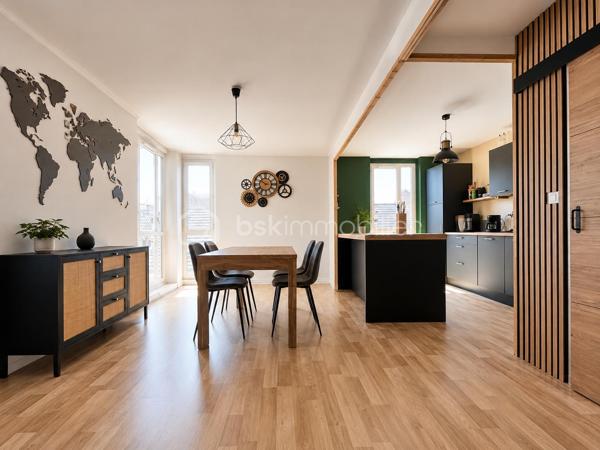 Venez découvrir ce bel appartement T4 entièrement rénové en 2023, idéalement situé en plein cœur de Roubaix, à proximité immédiate des commerces, des écoles, du métro, des lignes de bus, de la gare et des axes autoroutiers accessibles en seulement 5 minutes.

Situé au 2ᵉ étage d’une résidence sans ascenseur, cet appartement offre un cadre de vie agréable grâce à sa luminosité et à ses beaux volumes. Il se compose d’un hall d’entrée, d’un vaste séjour ouvert sur une cuisine entièrement équipée et aménagée, installée en 2023, créant un espace de vie moderne et convivial.

L’espace nuit comprend trois belles chambres de 11 à 14 m², une salle de bains ainsi qu’un agréable petit balcon. 

Une SDB et WC indépendant ainsi qu'une buanderie.

Le chauffage est au gaz.

Le bien correspond au lot n°62 d’une copropriété de 398 lots. Les charges de copropriété s’élèvent à environ 238 € par mois et comprennent l’entretien des parties communes, l’eau ainsi que le chauffage.

Aucune procédure n’est en cours à l’encontre du syndic de copropriété.

La taxe foncière est de 800 € par an.

L’appartement ne dispose ni de garage ni de place de stationnement privative. En revanche, il est possible d’acheter ou de louer un garage ou une place de parking à proximité.

Entièrement rénové en 2023, cet appartement ne nécessite aucun travaux. Il conviendra parfaitement à une famille, à un jeune couple ou à un investisseur souhaitant acquérir un bien prêt à vivre.

Une visite s’impose ! Contactez-moi dès aujourd’hui pour découvrir ce bien.