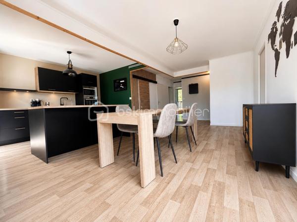 Venez découvrir ce bel appartement T4 entièrement rénové en 2023, idéalement situé en plein cœur de Roubaix, à proximité immédiate des commerces, des écoles, du métro, des lignes de bus, de la gare et des axes autoroutiers accessibles en seulement 5 minutes.

Situé au 2ᵉ étage d’une résidence sans ascenseur, cet appartement offre un cadre de vie agréable grâce à sa luminosité et à ses beaux volumes. Il se compose d’un hall d’entrée, d’un vaste séjour ouvert sur une cuisine entièrement équipée et aménagée, installée en 2023, créant un espace de vie moderne et convivial.

L’espace nuit comprend trois belles chambres de 11 à 14 m², une salle de bains ainsi qu’un agréable petit balcon. 

Une SDB et WC indépendant ainsi qu'une buanderie.

Le chauffage est au gaz.

Le bien correspond au lot n°62 d’une copropriété de 398 lots. Les charges de copropriété s’élèvent à environ 238 € par mois et comprennent l’entretien des parties communes, l’eau ainsi que le chauffage.

Aucune procédure n’est en cours à l’encontre du syndic de copropriété.

La taxe foncière est de 800 € par an.

L’appartement ne dispose ni de garage ni de place de stationnement privative. En revanche, il est possible d’acheter ou de louer un garage ou une place de parking à proximité.

Entièrement rénové en 2023, cet appartement ne nécessite aucun travaux. Il conviendra parfaitement à une famille, à un jeune couple ou à un investisseur souhaitant acquérir un bien prêt à vivre.

Une visite s’impose ! Contactez-moi dès aujourd’hui pour découvrir ce bien.