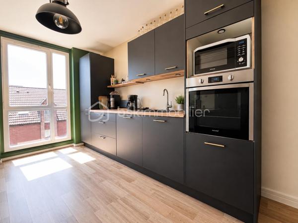 Venez découvrir ce bel appartement T4 entièrement rénové en 2023, idéalement situé en plein cœur de Roubaix, à proximité immédiate des commerces, des écoles, du métro, des lignes de bus, de la gare et des axes autoroutiers accessibles en seulement 5 minutes.

Situé au 2ᵉ étage d’une résidence sans ascenseur, cet appartement offre un cadre de vie agréable grâce à sa luminosité et à ses beaux volumes. Il se compose d’un hall d’entrée, d’un vaste séjour ouvert sur une cuisine entièrement équipée et aménagée, installée en 2023, créant un espace de vie moderne et convivial.

L’espace nuit comprend trois belles chambres de 11 à 14 m², une salle de bains ainsi qu’un agréable petit balcon. 

Une SDB et WC indépendant ainsi qu'une buanderie.

Le chauffage est au gaz.

Le bien correspond au lot n°62 d’une copropriété de 398 lots. Les charges de copropriété s’élèvent à environ 238 € par mois et comprennent l’entretien des parties communes, l’eau ainsi que le chauffage.

Aucune procédure n’est en cours à l’encontre du syndic de copropriété.

La taxe foncière est de 800 € par an.

L’appartement ne dispose ni de garage ni de place de stationnement privative. En revanche, il est possible d’acheter ou de louer un garage ou une place de parking à proximité.

Entièrement rénové en 2023, cet appartement ne nécessite aucun travaux. Il conviendra parfaitement à une famille, à un jeune couple ou à un investisseur souhaitant acquérir un bien prêt à vivre.

Une visite s’impose ! Contactez-moi dès aujourd’hui pour découvrir ce bien.