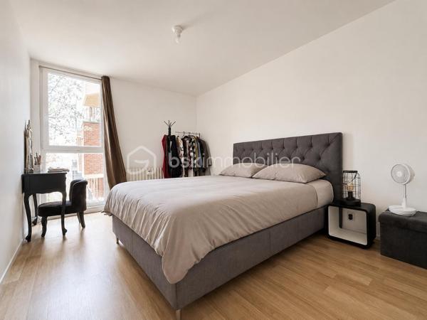 Venez découvrir ce bel appartement T4 entièrement rénové en 2023, idéalement situé en plein cœur de Roubaix, à proximité immédiate des commerces, des écoles, du métro, des lignes de bus, de la gare et des axes autoroutiers accessibles en seulement 5 minutes.

Situé au 2ᵉ étage d’une résidence sans ascenseur, cet appartement offre un cadre de vie agréable grâce à sa luminosité et à ses beaux volumes. Il se compose d’un hall d’entrée, d’un vaste séjour ouvert sur une cuisine entièrement équipée et aménagée, installée en 2023, créant un espace de vie moderne et convivial.

L’espace nuit comprend trois belles chambres de 11 à 14 m², une salle de bains ainsi qu’un agréable petit balcon. 

Une SDB et WC indépendant ainsi qu'une buanderie.

Le chauffage est au gaz.

Le bien correspond au lot n°62 d’une copropriété de 398 lots. Les charges de copropriété s’élèvent à environ 238 € par mois et comprennent l’entretien des parties communes, l’eau ainsi que le chauffage.

Aucune procédure n’est en cours à l’encontre du syndic de copropriété.

La taxe foncière est de 800 € par an.

L’appartement ne dispose ni de garage ni de place de stationnement privative. En revanche, il est possible d’acheter ou de louer un garage ou une place de parking à proximité.

Entièrement rénové en 2023, cet appartement ne nécessite aucun travaux. Il conviendra parfaitement à une famille, à un jeune couple ou à un investisseur souhaitant acquérir un bien prêt à vivre.

Une visite s’impose ! Contactez-moi dès aujourd’hui pour découvrir ce bien.