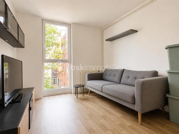 Venez découvrir ce bel appartement T4 entièrement rénové en 2023, idéalement situé en plein cœur de Roubaix, à proximité immédiate des commerces, des écoles, du métro, des lignes de bus, de la gare et des axes autoroutiers accessibles en seulement 5 minutes.

Situé au 2ᵉ étage d’une résidence sans ascenseur, cet appartement offre un cadre de vie agréable grâce à sa luminosité et à ses beaux volumes. Il se compose d’un hall d’entrée, d’un vaste séjour ouvert sur une cuisine entièrement équipée et aménagée, installée en 2023, créant un espace de vie moderne et convivial.

L’espace nuit comprend trois belles chambres de 11 à 14 m², une salle de bains ainsi qu’un agréable petit balcon. 

Une SDB et WC indépendant ainsi qu'une buanderie.

Le chauffage est au gaz.

Le bien correspond au lot n°62 d’une copropriété de 398 lots. Les charges de copropriété s’élèvent à environ 238 € par mois et comprennent l’entretien des parties communes, l’eau ainsi que le chauffage.

Aucune procédure n’est en cours à l’encontre du syndic de copropriété.

La taxe foncière est de 800 € par an.

L’appartement ne dispose ni de garage ni de place de stationnement privative. En revanche, il est possible d’acheter ou de louer un garage ou une place de parking à proximité.

Entièrement rénové en 2023, cet appartement ne nécessite aucun travaux. Il conviendra parfaitement à une famille, à un jeune couple ou à un investisseur souhaitant acquérir un bien prêt à vivre.

Une visite s’impose ! Contactez-moi dès aujourd’hui pour découvrir ce bien.