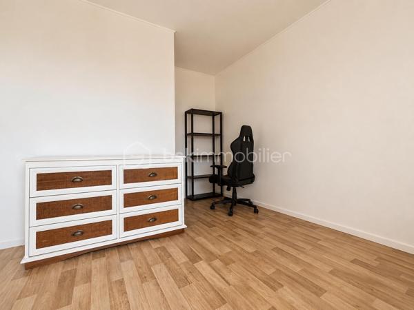 Venez découvrir ce bel appartement T4 entièrement rénové en 2023, idéalement situé en plein cœur de Roubaix, à proximité immédiate des commerces, des écoles, du métro, des lignes de bus, de la gare et des axes autoroutiers accessibles en seulement 5 minutes.

Situé au 2ᵉ étage d’une résidence sans ascenseur, cet appartement offre un cadre de vie agréable grâce à sa luminosité et à ses beaux volumes. Il se compose d’un hall d’entrée, d’un vaste séjour ouvert sur une cuisine entièrement équipée et aménagée, installée en 2023, créant un espace de vie moderne et convivial.

L’espace nuit comprend trois belles chambres de 11 à 14 m², une salle de bains ainsi qu’un agréable petit balcon. 

Une SDB et WC indépendant ainsi qu'une buanderie.

Le chauffage est au gaz.

Le bien correspond au lot n°62 d’une copropriété de 398 lots. Les charges de copropriété s’élèvent à environ 238 € par mois et comprennent l’entretien des parties communes, l’eau ainsi que le chauffage.

Aucune procédure n’est en cours à l’encontre du syndic de copropriété.

La taxe foncière est de 800 € par an.

L’appartement ne dispose ni de garage ni de place de stationnement privative. En revanche, il est possible d’acheter ou de louer un garage ou une place de parking à proximité.

Entièrement rénové en 2023, cet appartement ne nécessite aucun travaux. Il conviendra parfaitement à une famille, à un jeune couple ou à un investisseur souhaitant acquérir un bien prêt à vivre.

Une visite s’impose ! Contactez-moi dès aujourd’hui pour découvrir ce bien.