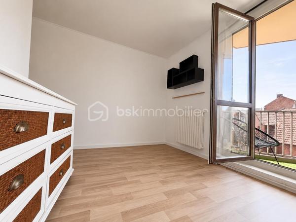 Venez découvrir ce bel appartement T4 entièrement rénové en 2023, idéalement situé en plein cœur de Roubaix, à proximité immédiate des commerces, des écoles, du métro, des lignes de bus, de la gare et des axes autoroutiers accessibles en seulement 5 minutes.

Situé au 2ᵉ étage d’une résidence sans ascenseur, cet appartement offre un cadre de vie agréable grâce à sa luminosité et à ses beaux volumes. Il se compose d’un hall d’entrée, d’un vaste séjour ouvert sur une cuisine entièrement équipée et aménagée, installée en 2023, créant un espace de vie moderne et convivial.

L’espace nuit comprend trois belles chambres de 11 à 14 m², une salle de bains ainsi qu’un agréable petit balcon. 

Une SDB et WC indépendant ainsi qu'une buanderie.

Le chauffage est au gaz.

Le bien correspond au lot n°62 d’une copropriété de 398 lots. Les charges de copropriété s’élèvent à environ 238 € par mois et comprennent l’entretien des parties communes, l’eau ainsi que le chauffage.

Aucune procédure n’est en cours à l’encontre du syndic de copropriété.

La taxe foncière est de 800 € par an.

L’appartement ne dispose ni de garage ni de place de stationnement privative. En revanche, il est possible d’acheter ou de louer un garage ou une place de parking à proximité.

Entièrement rénové en 2023, cet appartement ne nécessite aucun travaux. Il conviendra parfaitement à une famille, à un jeune couple ou à un investisseur souhaitant acquérir un bien prêt à vivre.

Une visite s’impose ! Contactez-moi dès aujourd’hui pour découvrir ce bien.